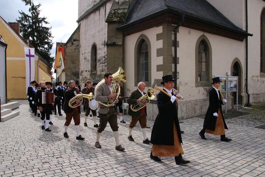 Die Altmannshuser Musikanten marschieren in Markt Einersheim