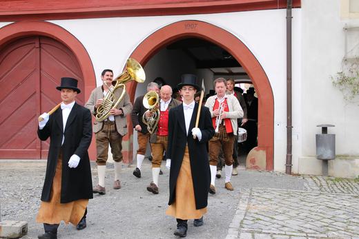 Burschenschaft und Altmannshuser Musikanten marschieren in Markt Einersheim