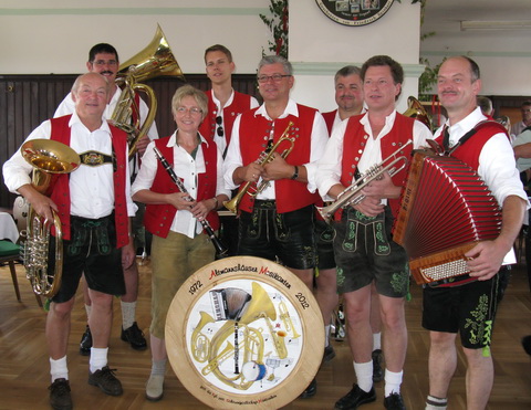 Die "Altmannshäuser Musikanten" in Mainbernheim mit ihrer Schützenscheibe